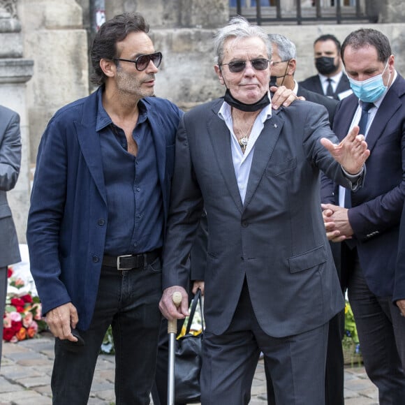 Anthony Delon, Alain Delon - Obsèques de Jean-Paul Belmondo en en l'église Saint-Germain-des-Prés, à Paris le 10 septembre 2021. © Cyril Moreau / Bestimage
