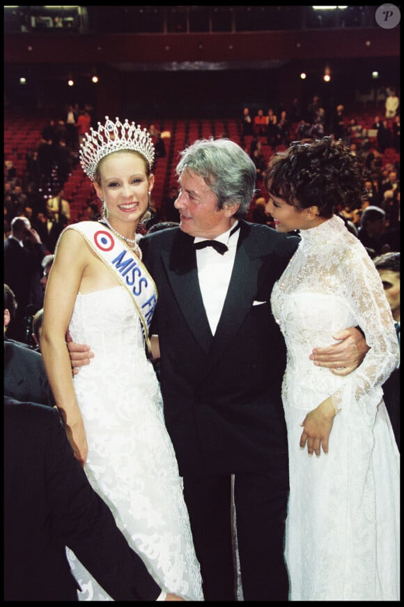 Et elle doit une fière chandelle à Alain Delon !
Archives - Elodie Gossuin (Miss France 2001), Alain Delon et Sonia Rolland.