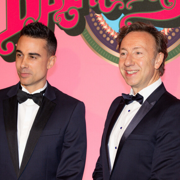 Près de quatre ans après leur coup de foudre, Stephane Bern et Yori Bailleres filent toujours le parfait amour.
Stéphane Bern et son compagnon Yori Bailleres - Arrivées des invités au Bal de la Rose sur le thème "Bollywood" à la salle des étoiles à Monaco. © Olivier Huitel / Pool / Bestimage