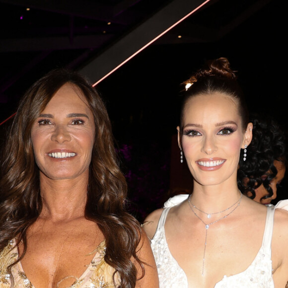 Marine Lorphelin (Miss France 2013), Nathalie Marquay (Miss France 1987) (robe Christophe Guillarmé) , Maëva Coucke (Miss France 2018) et Amandine Petit (Miss France 2021) - Photocall du 4ème gala de charité de l'association "Les Bonnes Fées" à l'occasion de la campagne mondiale "Octobre Rose" à l'hôtel Peninsula, Paris le 5 octobre 2023. © Coadic Guirec/Bestimage