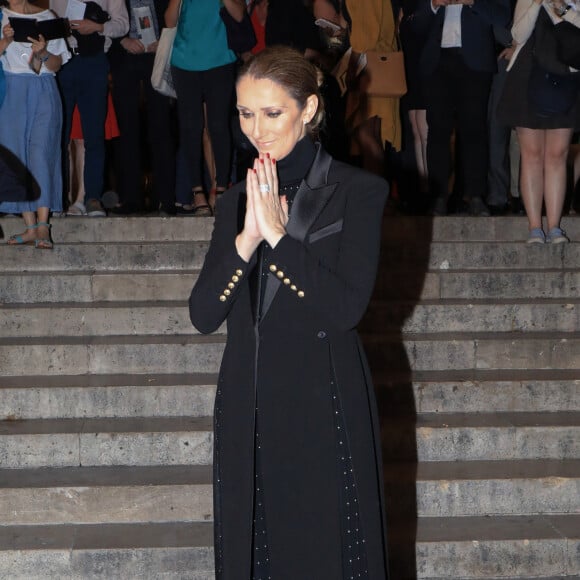 La star de 34 ans n'ayant pas pris le temps de saluer la diva québécoise en montant sur scène
Semi-Exclusif - Céline Dion sort de l'Opéra Garnier après avoir assisté à la première du ballet "Renaissance" à Paris, le 13 juin 2017.