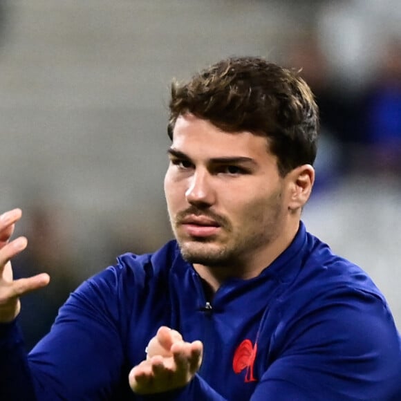 Une façon pour Antoine Dupont d'officialiser leur histoire
 
Echauffement - Antoine Dupont ( 9 - France ) - - Coupe du Monde de Rugby France 2023 - Match de quart de finale "France-Afrique du Sud (28-29)" au Stade de France à Saint-Denis 15 octobre 2023.