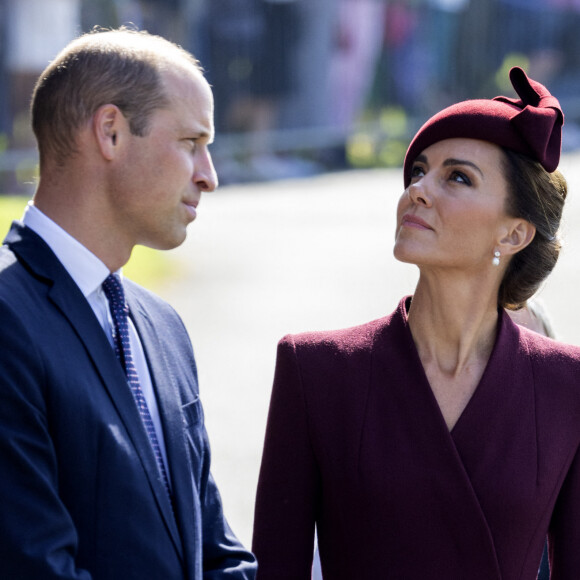 Le prince William ne va pas rester encore très longtemps au chevet de son épouse Kate Middleton.
Le prince William, prince de Galles, et Catherine (Kate) Middleton, princesse de Galles assistent à un service religieux marquant le premier anniversaire de la mort de la reine Elizabeth II à la cathédrale St Davids à Haverfordwest dans le Pembrokeshire, pays de Galles, Royaume Uni.