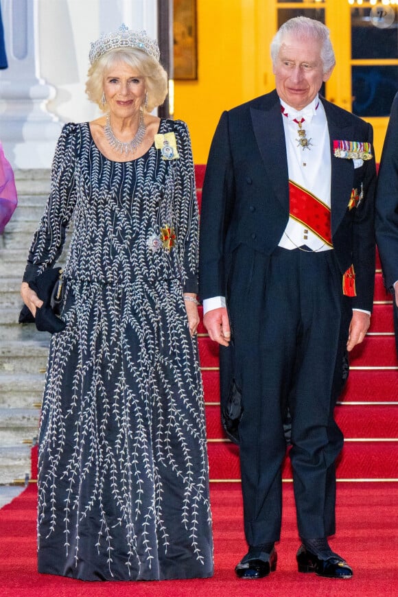 Il y a quelques jours, Camilla avait indiqué que le souverain se portait bien et le couple avait été vu tout sourire se rendant à une messe
La reine consort Camilla Parker Bowles, le roi Charles III d'Angleterre - Arrivées au dîner d'état donné par le président allemand et sa femme en l'honneur du roi d'Angleterre et de la reine consort, au Château Bellevue à Berlin, à l'occasion du premier voyage officiel du roi d'Angleterre en Europe. Le 29 mars 2023