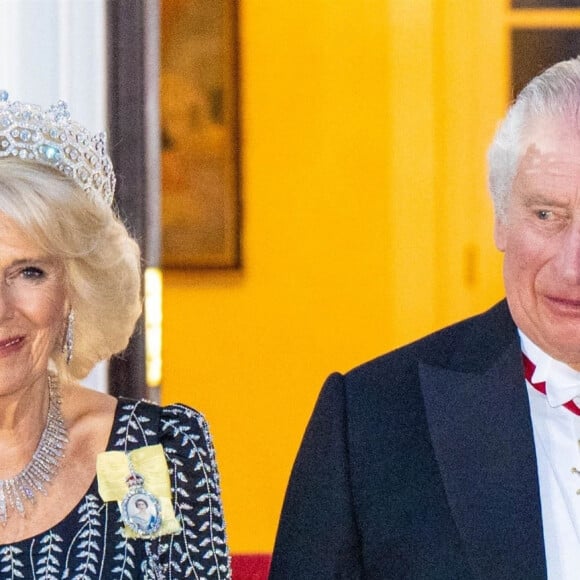 Il y a quelques jours, Camilla avait indiqué que le souverain se portait bien et le couple avait été vu tout sourire se rendant à une messe
La reine consort Camilla Parker Bowles, le roi Charles III d'Angleterre - Arrivées au dîner d'état donné par le président allemand et sa femme en l'honneur du roi d'Angleterre et de la reine consort, au Château Bellevue à Berlin, à l'occasion du premier voyage officiel du roi d'Angleterre en Europe. Le 29 mars 2023