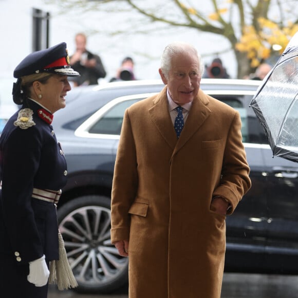 Le roi Charles III d'Angleterre, le jour de son 75ème anniversaire, et Camilla Parker Bowles, reine consort d'Angleterre, lors du lancement officiel du Coronation Food Project à Didcot, le 14 novembre 2023. 