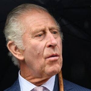 Charles III est atteint d'un cancer. On ignore encore la partie du corps qui est concernée
Le roi Charles III d'Angleterre visite une association sportive à Saint-Denis. Camilla Parker Bowles, reine consort d'Angleterre, et Brigitte Macron ont joué au ping pong à cette occasion. Le couple royal britannique est en visite en France. © Eric Tscharn/Pool/Bestimage 