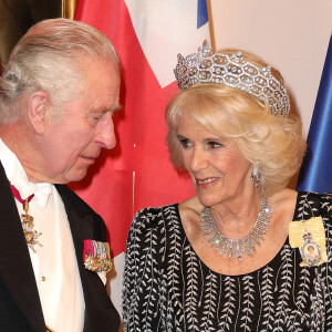 Le roi Charles III d'Angleterre, la reine consort Camilla Parker Bowles - Personnalités au dîner d'état donné par le président allemand et sa femme en l'honneur du roi d'Angleterre et de la reine consort, au Château Bellevue à Berlin, à l'occasion du premier voyage officiel du roi d'Angleterre en Europe. Le 29 mars 2023