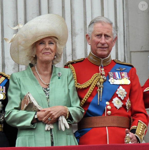 Si Stéphane Bern n'est pas médecin, il a une idée de ce qui a pu provoquer la maladie chez le roi d'Angleterre
Camilla Parker-Bowles, duchesse de Cornouailles, le prince Charles, prince de Galles - La famille royale d'Angleterre au balcon lors de la "Trooping the Colour Ceremony" au palais de Buckingham à Londres, le 13 juin 2015 qui célèbre l'anniversaire officiel de la reine. 