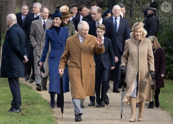 Le roi Charles III d'Angleterre et Camilla Parker Bowles, reine consort d'Angleterre, le prince William, prince de Galles, et Catherine (Kate) Middleton, princesse de Galles, avec leurs enfants le prince George de Galles, la princesse Charlotte de Galles et le prince Louis de Galles à la messe de Noël de Sandringham le 25 décembre 2023