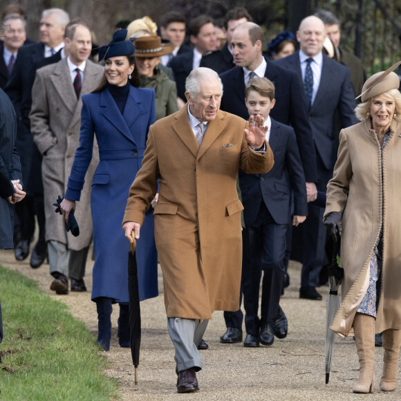 Le roi Charles III d'Angleterre et Camilla Parker Bowles, reine consort d'Angleterre, le prince William, prince de Galles, et Catherine (Kate) Middleton, princesse de Galles, avec leurs enfants le prince George de Galles, la princesse Charlotte de Galles et le prince Louis de Galles à la messe de Noël de Sandringham le 25 décembre 2023