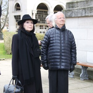 Juliette Gréco et son époux Gérard Jouannest - Obsèques de la comédienne Hélène Duc au cimetière du Père-Lachaise à Paris, le 28 novembre 2014.