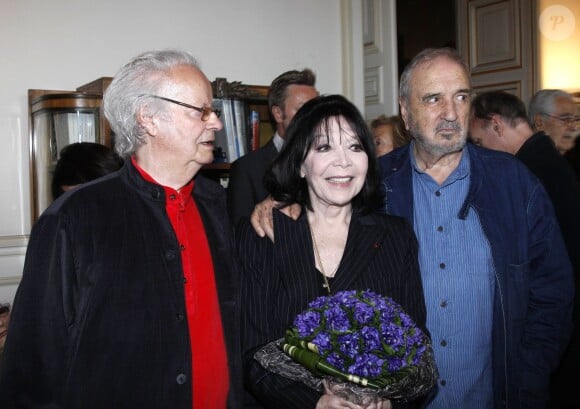 Jean-Claude Carrière, Juliette Gréco et son époux Gérard Jouannest - Juliette Gréco récompensée à la mairie de Paris, le 12 avril 2012.