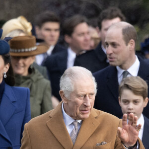 Prince investi autant qu'il est mari et père, il fait face à la fragilisation de sa famille pour raisons de santé
Le roi Charles III d'Angleterre et Camilla Parker Bowles, reine consort d'Angleterre, le prince William, prince de Galles, et Catherine (Kate) Middleton, princesse de Galles, avec leurs enfants le prince George de Galles, la princesse Charlotte de Galles et le prince Louis de Galles à Sandringham le 25 décembre 2023