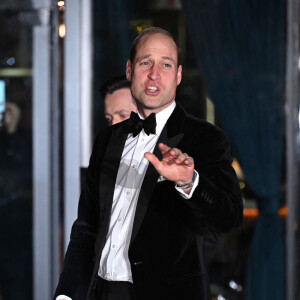 Dans un très élégant smoking noir.
Le prince William, collecte de fonds pour l'association caritative London Air Ambulance. Photo Doug Peters / abaca