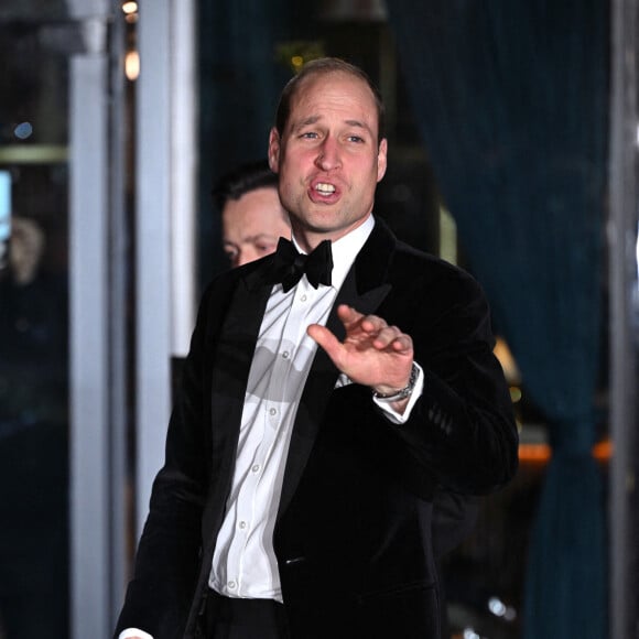 Dans un très élégant smoking noir.
Le prince William, collecte de fonds pour l'association caritative London Air Ambulance. Photo Doug Peters / abaca