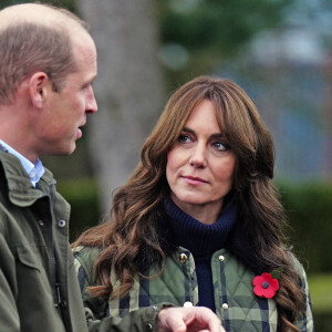 On sait simplement qu'elle observe une convalescence à domicile. 
Le prince William, prince de Galles, et Catherine (Kate) Middleton, princesse de Galles, visitent Outfit Moray, une organisation caritative primée à Moray (Ecosse), le 2 novembre 2023. 