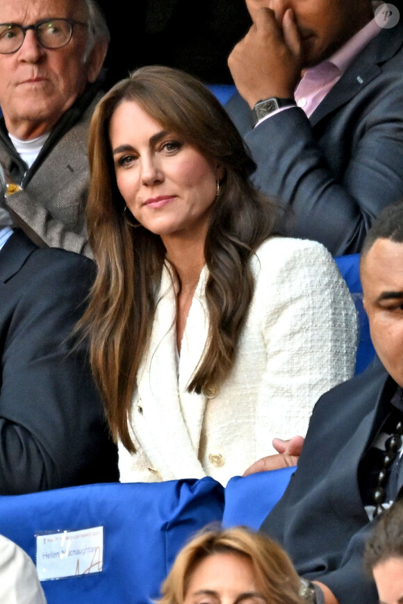 Catherine (Kate) Middleton, princesse de Galles, assiste au quart de finale Angleterre-Fidji, coupe du monde de rugby 2023, au Stade Vélodrome à Marseille le 15 octobre 2023. À ses côtés Rob Briers et Bill Beaumont. © Bruno Bebert / Bestimage 