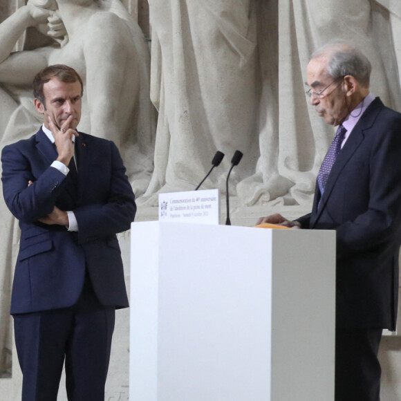 Emmanuel Macron lui a rendu hommage sur X, anciennement Twitter
Le président de la république, Emmanuel Macron et Robert Badinter durant la Commémoration du quarantième anniversaire de l'abolition de la peine de mort, au Panthéon à Paris, France, le 9 octobre 2021. © Stéphane Lemouton / Bestimage