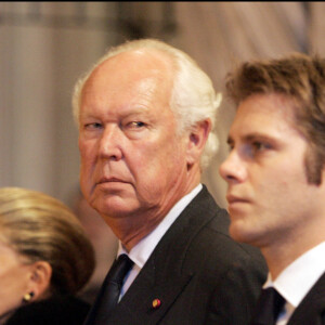 Retrouvé avec le "menton ouvert, des contusions diverses, une main brûlée par le macadam" selon les journalistes de Gala, l'homme prend soudain conscience de son goût peut-être trop prononcé pour la vitesse.
Le prince Emmanuel-Philibert de Savoie, Clotilde Courau et le prince Victor-Emmanuel de Savoir à une messe en hommage à Umberto II d'Italie et la reine Marie-José.