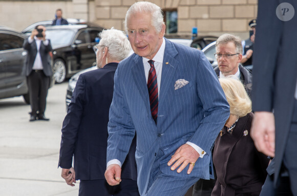 Le roi Charles III d'Angleterre et Camilla Parker Bowles, reine consort d'Angleterre, arrivent au Bundestag lors de leur visite d'Etat à Berlin, le 30 mars 2023. Le couple royal a été accueilli par Bärbel Bas, la présidente du Bundestag. Le souverain doit y prononcer un discours dont une partie en allemand. 