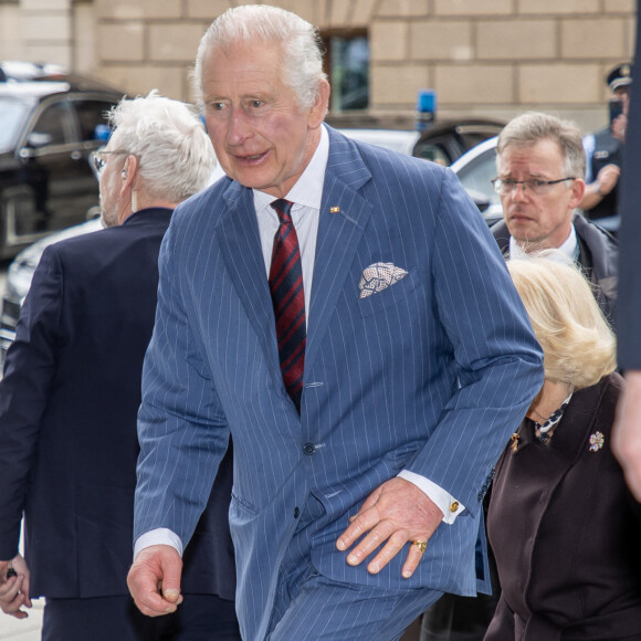 Le roi Charles III d'Angleterre et Camilla Parker Bowles, reine consort d'Angleterre, arrivent au Bundestag lors de leur visite d'Etat à Berlin, le 30 mars 2023. Le couple royal a été accueilli par Bärbel Bas, la présidente du Bundestag. Le souverain doit y prononcer un discours dont une partie en allemand. 