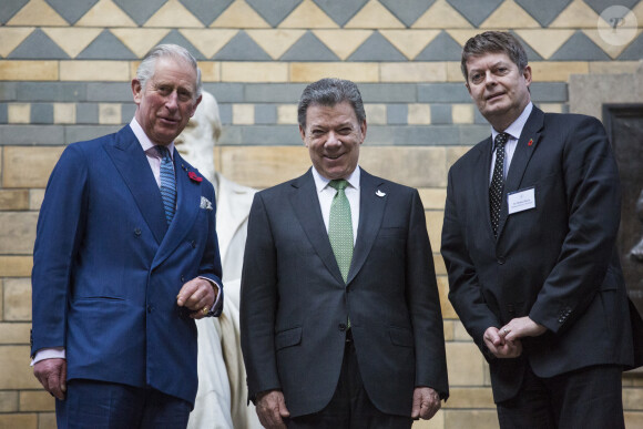 Le prince Charles, prince de Galles, visite le Musée d'Histoire Naturelle en compagnie du président Colombien Juan Manuel Santos et du directeur du musée, Michael Dixon. Juan Manuel Santos effectue son premier voyage officiel en Angleterre. Londres, le 2 novembre 2016. 