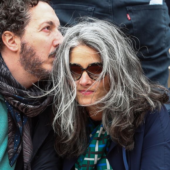 En plus de cela, il prépare un Bonus de 52 minutes pour Canal + et il joue trois fois par semaine à la Comédie-Française.
Guillaume Gallienne et sa femme Amandine Gallienne - Célébrités dans les tribunes des internationaux de France de tennis de Roland Garros à Paris, France, le 7 juin 2019. © Cyril Moreau/Bestimage 