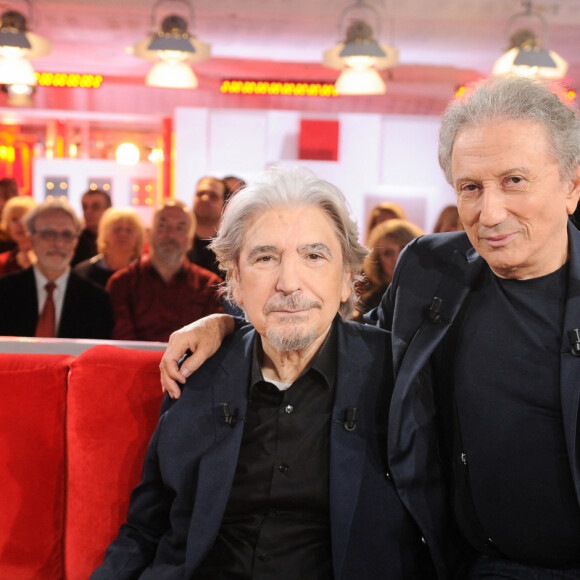 Exclusif - Serge Lama et Michel Drucker - Enregistrement de l'émission "Vivement dimanche" au studio Gabriel à Paris le 23 janvier 2024, diffusée le 11 février 2024 sur France 3. © Guillaume Gaffiot / Bestimage