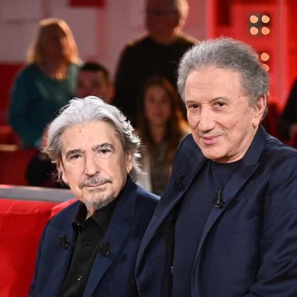 Exclusif - Serge Lama et Michel Drucker - Enregistrement de l'émission "Vivement dimanche" au studio Gabriel à Paris le 23 janvier 2024, diffusée le 11 février 2024 sur France 3. © Guillaume Gaffiot / Bestimage