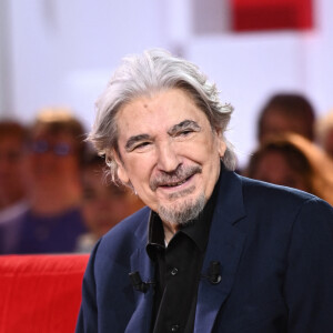 Exclusif - Serge Lama - Enregistrement de l'émission "Vivement dimanche" au studio Gabriel à Paris le 23 janvier 2024, diffusée le 11 février 2024 sur France 3. © Guillaume Gaffiot / Bestimage