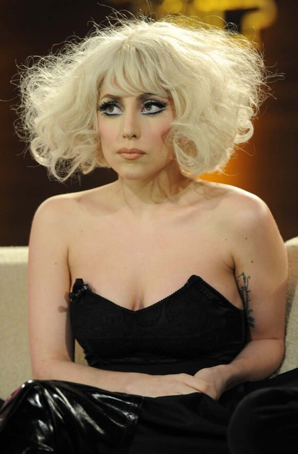 Lady Gaga victime d'un coup de fatigue à Auckland, le 13 mars 2010 !