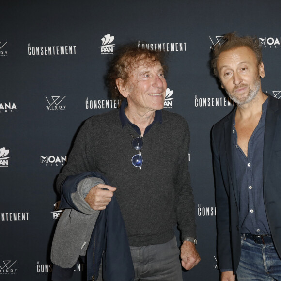 Comme ils l'ont annoncé officiellement au journal "Le Parisien", Alain, Charles et Pierre Souchon se lancent effectivement dans une tournée familiale.
Alain Souchon, Pierre Souchon lors de l'avant-première du film "Le Consentement" au cinéma L'Arlequin à Paris le 2 octobre 2023. © Marc Ausset-Lacroix / Bestimage