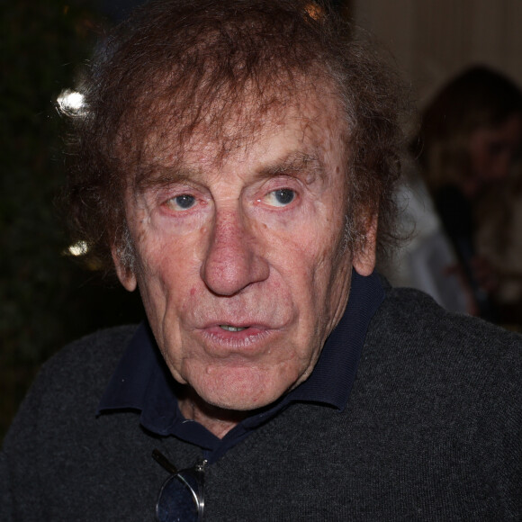 Trois pour le prix d'un.
Alain Souchon - 90e édition au café Les Deux Magots à Paris. © Denis Guigenbourg / Bestimage