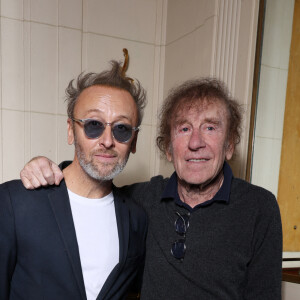 Alain Souchon et son fils Pierre Souchon - 90e édition au café Les Deux Magots, le 25 septembre 2023 à Paris. © Denis Guigenbourg / Bestimage 