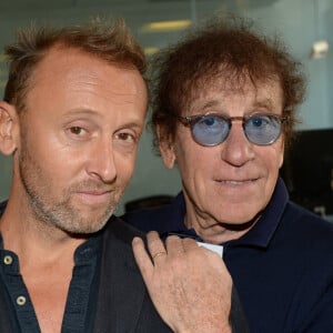 Alain Souchon et son fils Pierre lors de la 14e édition du Charity Day dans la salle des marchés de la société de courtage Aure BGC au profit des 7 associations participantes à Paris. Le 11 septembre 2018. © Veeren/Bestimage