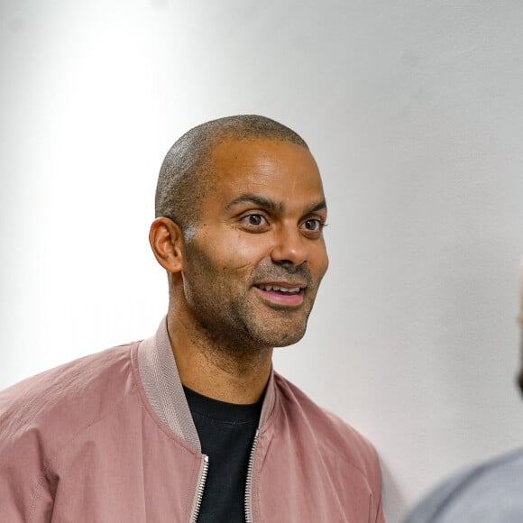 Tony Parker et Matt Pokora (M.Pokora) s’affrontent lors d’un match de basket par équipes dans le cadre d’une animation Radio Scoop au Gymnase Mado Bonnet à Lyon le 26 octobre 2023.