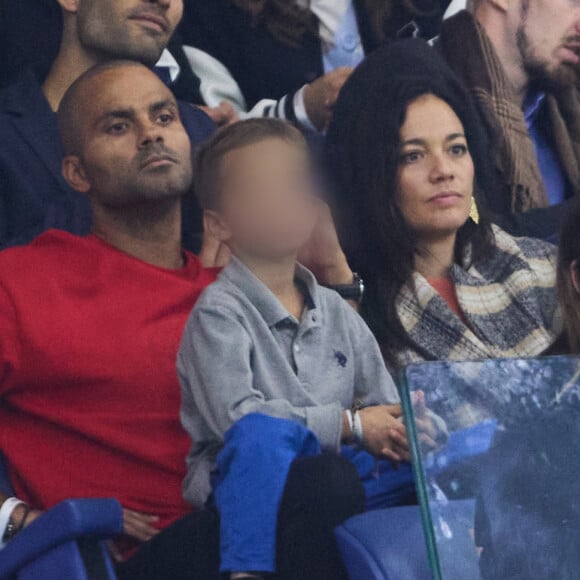 Tony Parker avec ses enfants Josh et Liam et sa compagne Alizé dans les tribunes du match de Coupe du monde de rugby entre la France et l'Italie (60-7) à Lyon le 6 octobre 2023. © Cyril Moreau-Dominique Jacovides/Bestimage