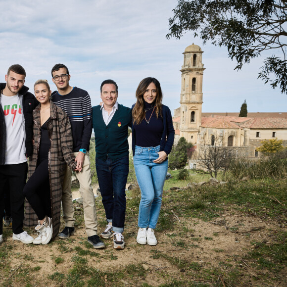 Exclusif - Delphine Wespiser, Simon Castaldi, Clara Morgane, Paul El Kharrat, Jean-Marc Généreux, Fabienne Carat - Rendez-vous avec les candidats de l'émission "Bienvenue au monastère" au couvent Saint Dominique des Frères de Saint-Jean à Corbara, en Corse. Le 19 mars 2023 © Cyril Moreau / Bestimage F.Carat, C.Morgane, D.Wespiser, S.Castaldi, P.El.Kharrat et J.M.Généreux, ont accepté de vivre une expérience hors du commun : se couper du monde et participer à une retraite spirituelle pendant une semaine dans un Monastère historique au sein de la communauté religieuse du Couvent de Corbara en Corse. Ils ne savent rien de ce qui les attend mais ce dont ils sont sûr, c'est qu'ils n'auront plus accès à internet, au téléphone, et n'auront donc aucun contact avec le monde extérieur. Ils vont devoir apprendre à vivre dans le silence absolu, le recueillement et effectuer toutes les tâches qui leur seront demandées. Comment ces retraitants, si éloignés de cet univers, vont-ils supporter cette vie de solitude, qui va les pousser à se poser 1000 questions sur eux, sur leurs proches et sur le monde qui les entoure ? Arriveront-ils à garder le silence et à suivre les règles du monastère ? Ce qui est sûr, c'est que le besoin de communiquer va déclencher des moments de franche rigolade qui ne seront d'ailleurs pas toujours appropriés. Cette quête initiatique, totalement inédite, va permettre à ces 6 personnalités de découvrir des choses enfouies au plus profond d'elles-mêmes, ou dont elles ne soupçonnaient absolument pas l'existence, certains vont douter, changer, s'émouvoir, nous émouvoir, mais tous vont évoluer et repartiront différents de ce monastère. Cette expérience unique, cette quête initiatique, ne laissera personne indifférent...  Exclusive - No Web No Blog pour Belgique et Suisse 