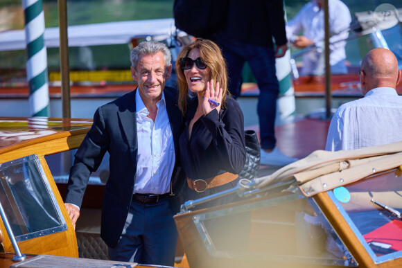 L'ancien président français Nicolas Sarkozy et sa femme Carla Bruni-Sarkozy arrivent à l'aéroport de Venise-Marco Polo et prennent un bateau-taxi lors du 80ème festival international du film de Venise, La Mostra, à Venise, Italie, le 2 septembre 2023. © Action Press/Bestimage
