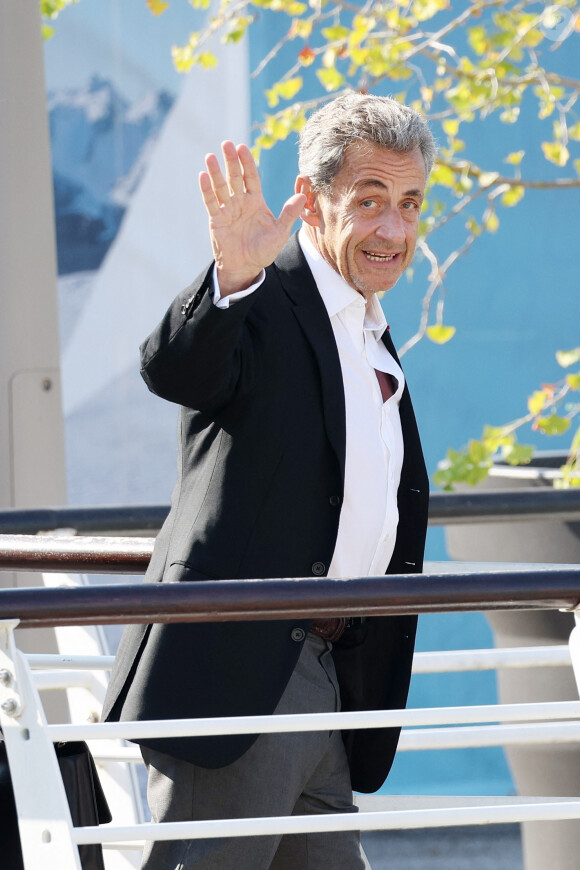 L'ancien président français Nicolas Sarkozy et sa femme Carla Bruni-Sarkozy arrivent à l'aéroport de Venise-Marco Polo et prennent un bateau-taxi lors du 80ème festival international du film de Venise, La Mostra, à Venise, Italie, le 2 septembre 2023.