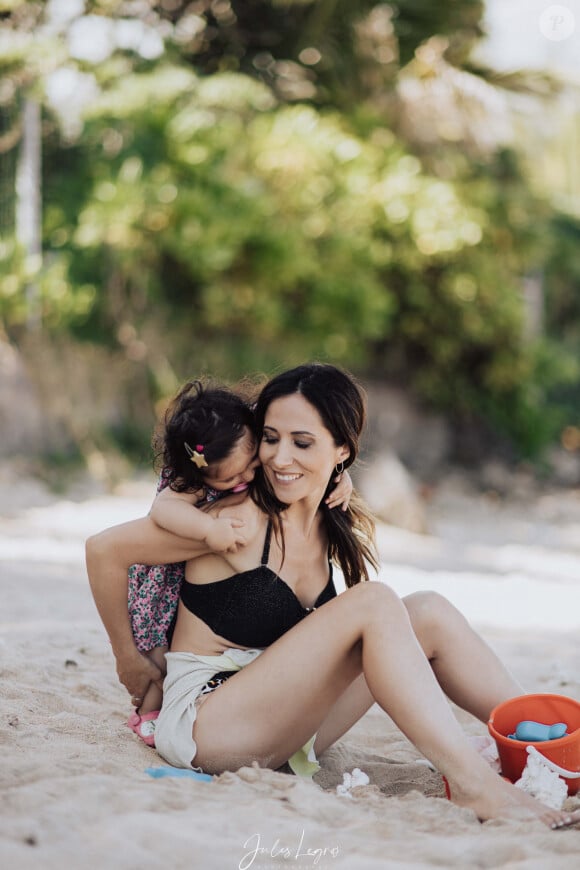 Exclusif - Fabienne Carat et sa fille Céleste profitent d'une journée à la plage sur l'île de la Réunion où Fabienne tourne un épisode de la série "Section de Recherches" le 8 juin 2023. (interview possible) © Jules Legros / Bestimage