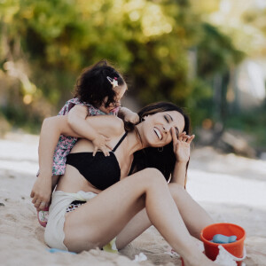 Exclusif - Fabienne Carat et sa fille Céleste profitent d'une journée à la plage sur l'île de la Réunion où Fabienne tourne un épisode de la série "Section de Recherches" le 8 juin 2023. (interview possible) © Jules Legros / Bestimage