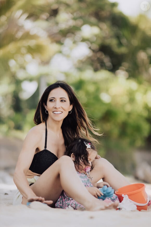 Exclusif - Fabienne Carat et sa fille Céleste profitent d'une journée à la plage sur l'île de la Réunion où Fabienne tourne un épisode de la série "Section de Recherches" le 8 juin 2023. (interview possible) © Jules Legros / Bestimage