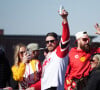 A l'origine, une parade pour célébrer la victoire de son équipe des Kansas City Chiefs au Super Bowl
Travis Kelce et son équipe des Kansas City Chiefs lors de la parade du 14 février 2024 peu avant la fusillade
