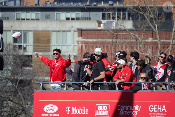 Travis Kelce et son équipe des Kansas City Chiefs lors de la parade du 14 février 2024 peu avant la fusillade
