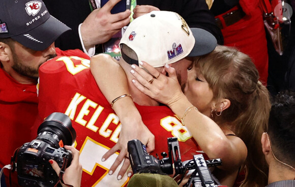 Elle avait fait sensation au match en embrassant son amoureux
Travis Kelce, membre des Kansas City Chiefs, célébrant avec sa compagne Taylor Swift sa victoire contre les San Francisco 49ers lors du Super Bowl à Las Vegas le 11 février 2024 © Charles Baus/Cal Sport Media)