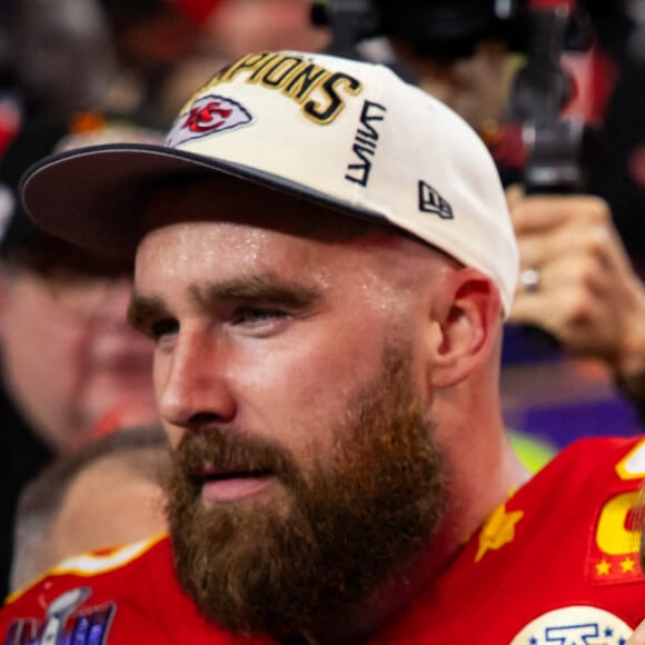 Quelques jours après avoir fêté sa victoire avec son amoureuse Taylor Swift, Travis Kelce fait face au drame
Travis Kelce, membre des Kansas City Chiefs, célébrant avec sa compagne Taylor Swift sa victoire contre les San Francisco 49ers lors du Super Bowl à Las Vegas le 11 février 2024 © Mark J. Rebilas-USA Today Sports/SPUS/ABACAPRESS.COM