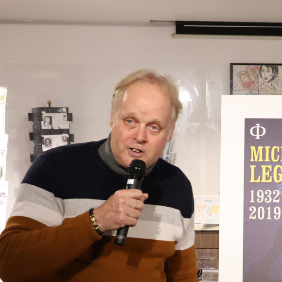 Exclusif - Benjamin Legrand (fils de Michel Legrand) et Macha Méril lors du dévoilement du timbre Michel Legrand réalisé par l'artiste Mathieu Persan (Vente anticipée le 23/02, vente général le 24/02 Tirage : 705 000) à la librairie "Le Carré d'Encre" à Paris le 12 décembre 2023. © Denis Guignebourg : Bestimage 