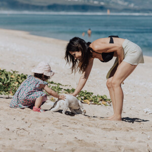 Exclusif - Fabienne Carat et sa fille Céleste profitent d'une journée à la plage sur l'île de la Réunion où Fabienne tourne un épisode de la série "Section de Recherches" le 8 juin 2023. (interview possible) © Jules Legros / Bestimage